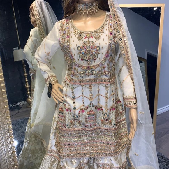 Large. Gharara, Kameez, Dupatta set with all hand work on it. - Picture 4 of 7